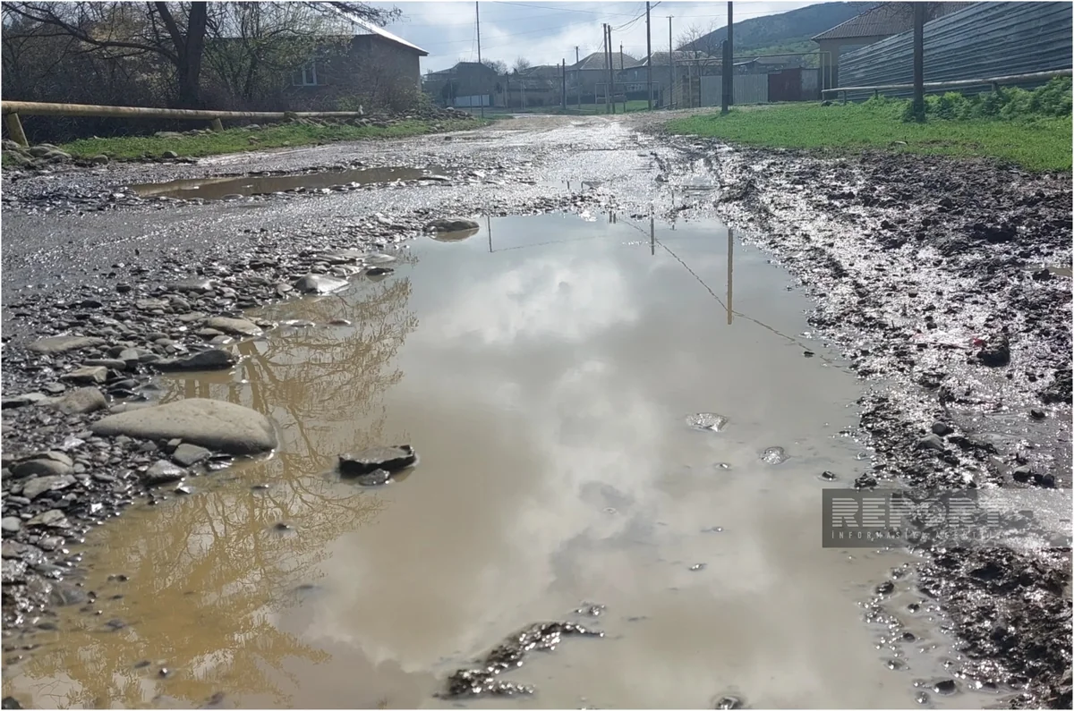 Oğuzun Yenikənd kəndinin yolu yararsız vəziyyətə düşüb