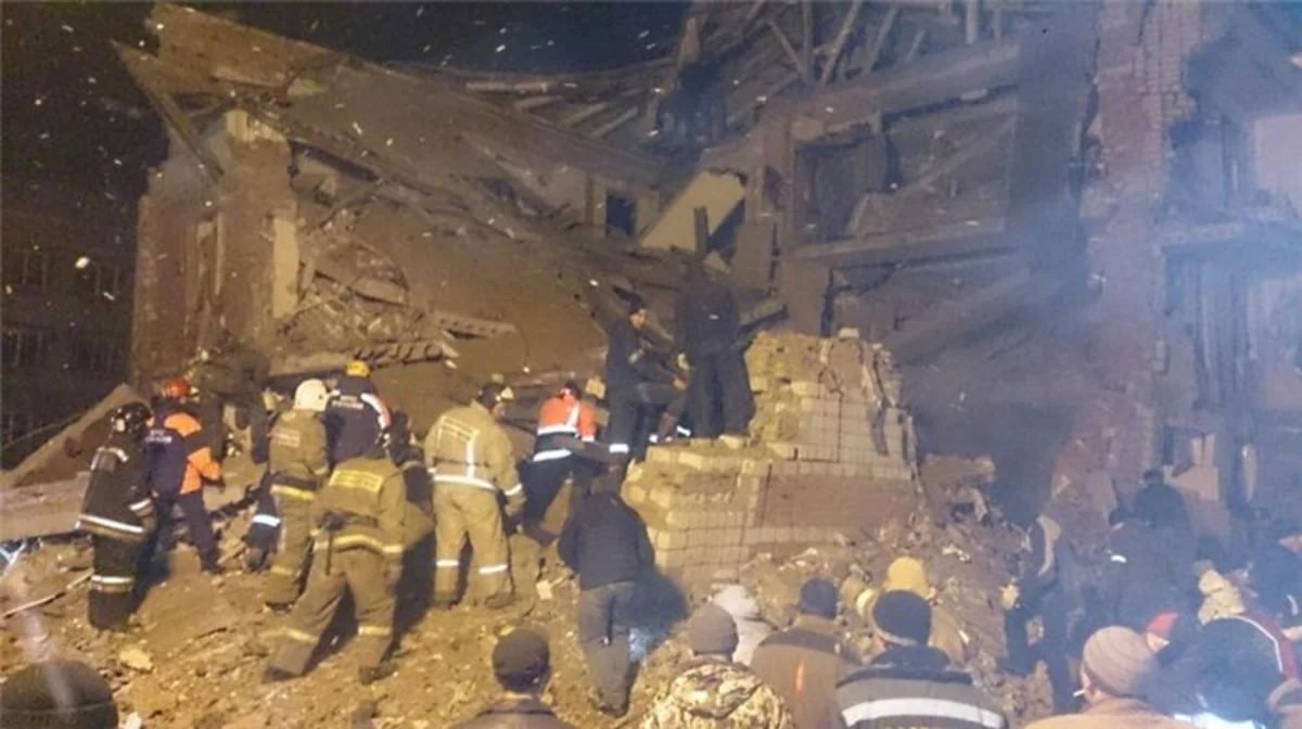 Azərbaycanda ​uçan binada məskunlaşan məcburi köçkünlər təxliyə edilib