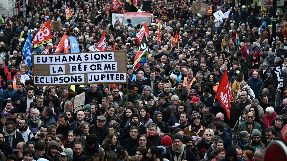Во Франции проходит очередная акция протеста против пенсионной реформы