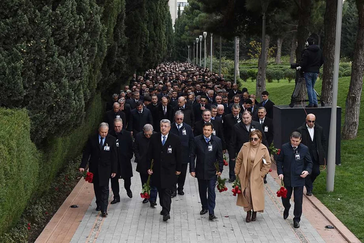 SOCAR rəhbərliyi Heydər Əliyevin məzarını ziyarət edib