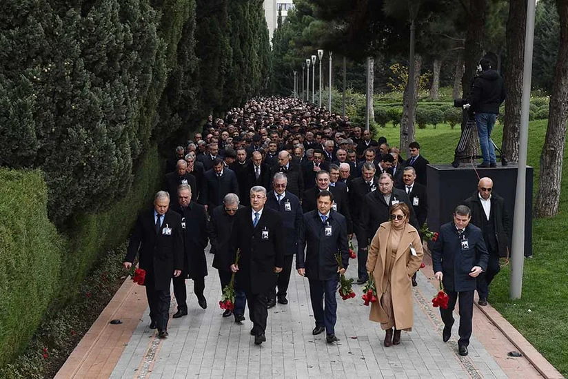 SOCAR rəhbərliyi Heydər Əliyevin məzarını ziyarət edib