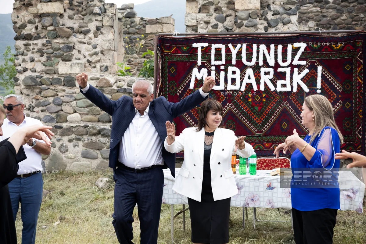 Love triumphs: a wedding interrupted by war, resumed after 32 years