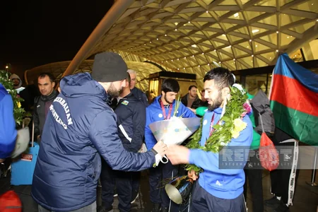 Avropa çempionatında 7 medal qazanan sərbəst güləşçilərimiz Vətənə qayıdıblar
