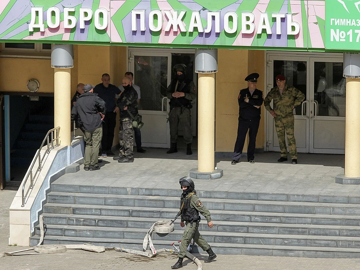 В Петербурге ученик в школе открыл стрельбу из пистолета, ранены четверо