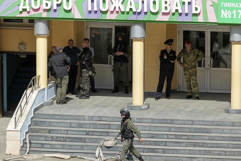 В Петербурге ученик в школе открыл стрельбу из пистолета, ранены четверо
