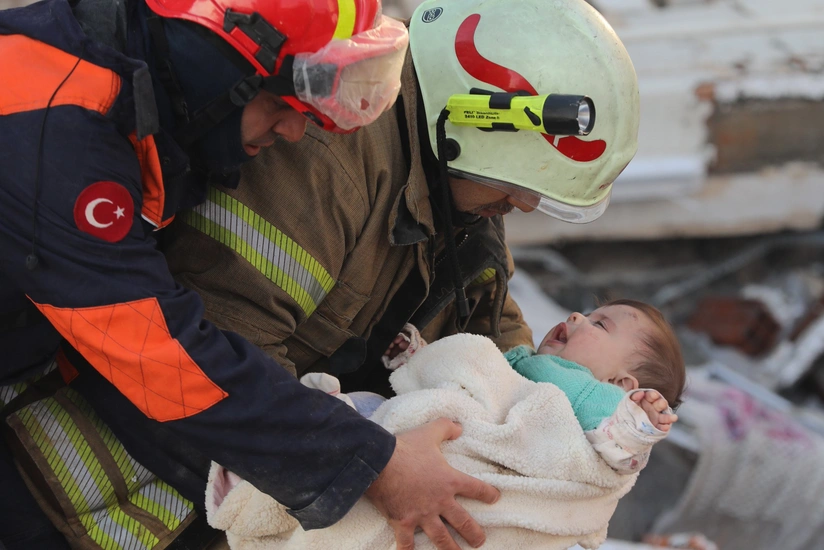 Türkiyədə dağıntılar altında qalan 8 mindən çox insan xilas edilib