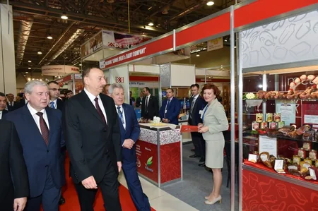 Prezident İlham Əliyev Beynəlxalq qida sənayesi və kənd təsərrüfatı sərgiləri ilə tanış olub