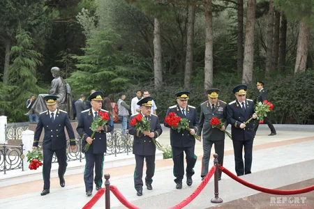Prokurorluq işçiləri Fəxri və Şəhidlər xiyabanlarını ziyarət ediblər