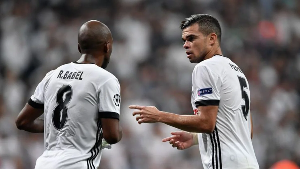 Beşiktaşın baş məşqçisi iki aparıcı futbolçunun satılmasına razılıq verib