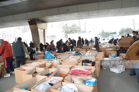 Bakıda Türkiyədə zəlzələdən zərərçəkənlərə yardım toplanılır - VİDEO