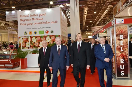 Prezident İlham Əliyev Beynəlxalq qida sənayesi və kənd təsərrüfatı sərgiləri ilə tanış olub