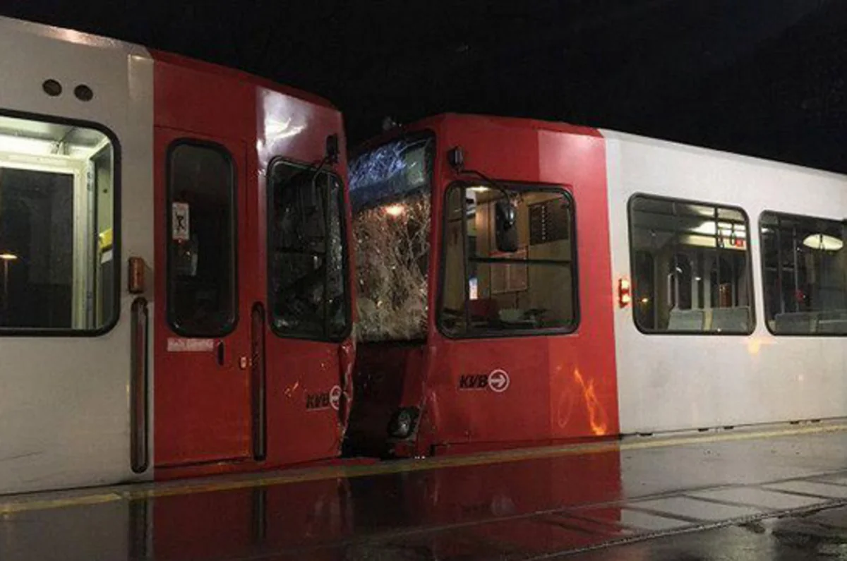 Almaniyada metro qatarlarının toqquşması nəticəsində onlarla insan xəsarət alıb