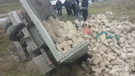 Şabranda daşla dolu KamAz dərəyə aşıb - FOTO