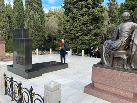 Bakı Beynəlxalq Konfransının iştirakçıları Fəxri və Şəhidlər xiyabanlarını ziyarət ediblər