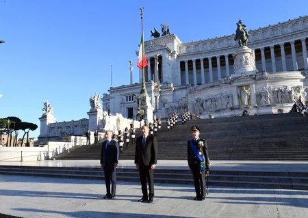Prezident İlham Əliyev Romada naməlum əsgər abidəsini ziyarət etdi - FOTO