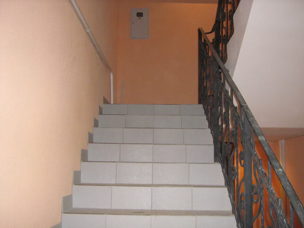 Bakıda mənzilinə gedən sərxoş kişi pilləkəndən yıxılaraq ölüb