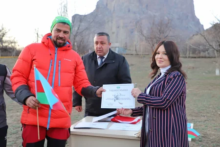 Türkiyə alpinistləri Xocalı faciəsi qurbanlarının xatirəsini Haçadağın zirvəsində anıb