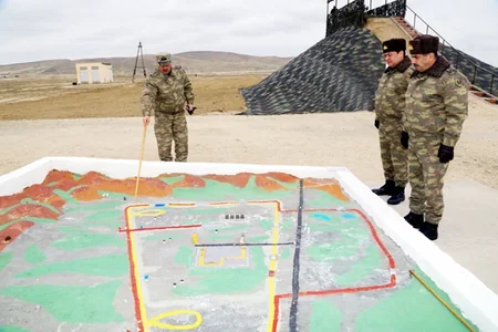 Azərbaycanın müdafiə naziri Silahlı Qüvvələrin tank bölmələrinin döyüş hazırlığını yoxlayıb