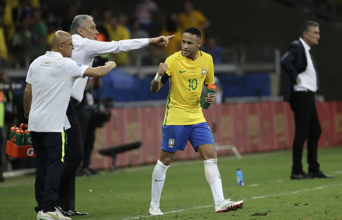 Neymar yığma komandada 50-ci qolunu vuraraq Pele və Ronaldoya çatıb