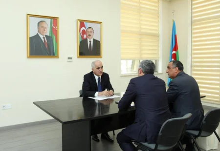 İqtisadiyyat naziri Naftalanda vətəndaşları qəbul edib
