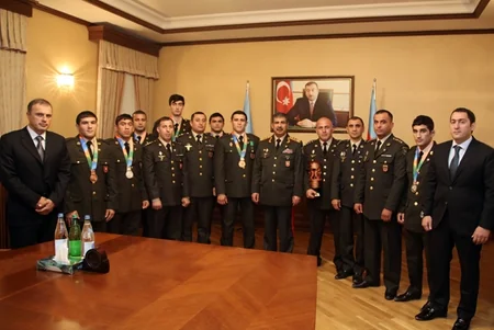 Müdafiə naziri hərbçilərin VI Dünya Oyunlarının iştirakçıları ilə görüşüb