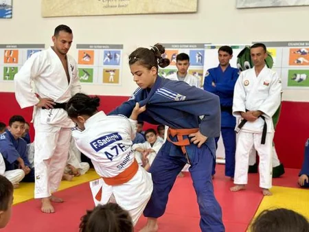 Dünya və Avropa çempionatlarının mükafatçısı Sabirabadda ustad dərsi keçib