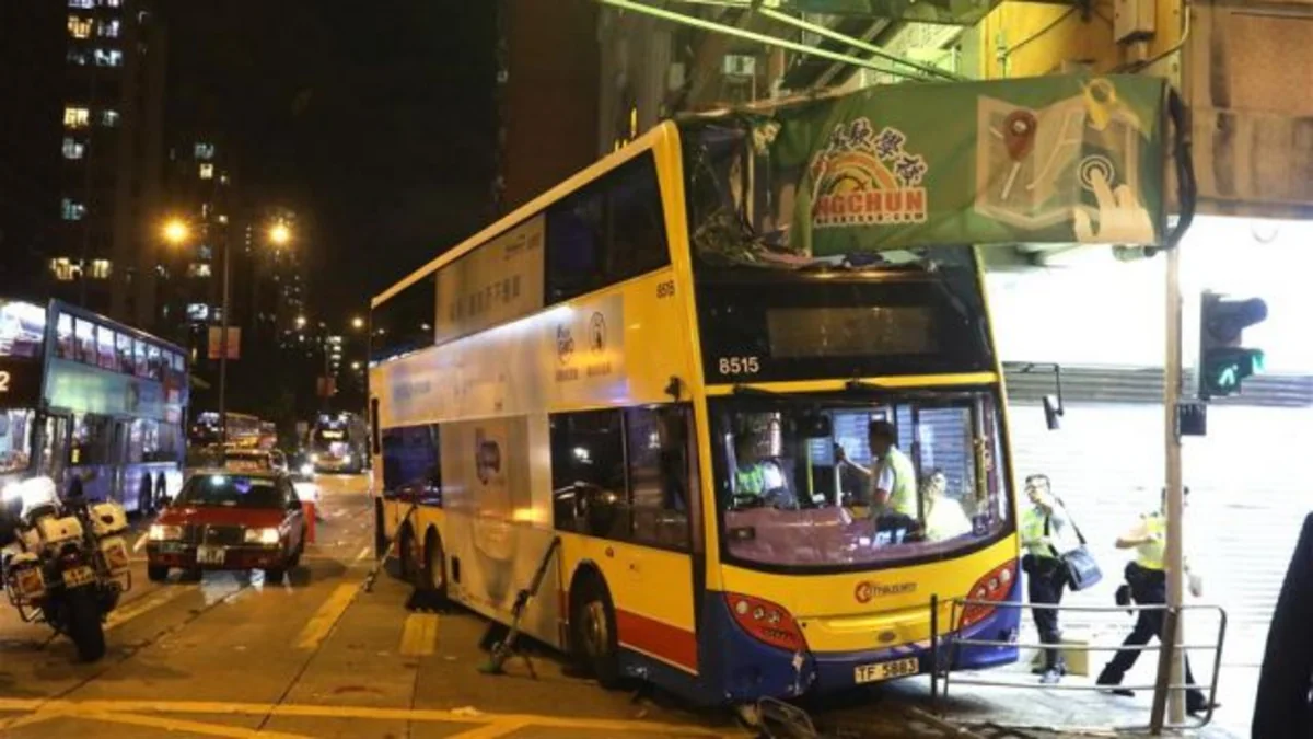 Honkonqda ikimərtəbəli avtobus qəzaya uğrayıb, ölən və yaralananlar var