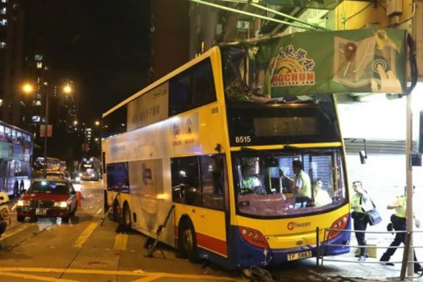 Honkonqda ikimərtəbəli avtobus qəzaya uğrayıb, ölən və yaralananlar var