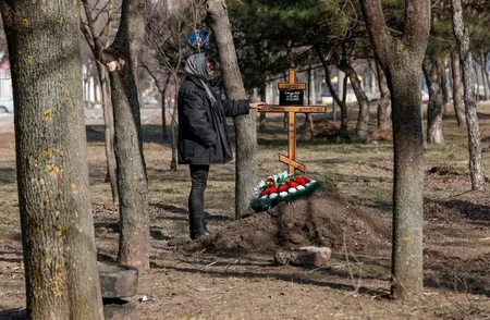 В Мариуполе жители хоронят своих родственников на улицах