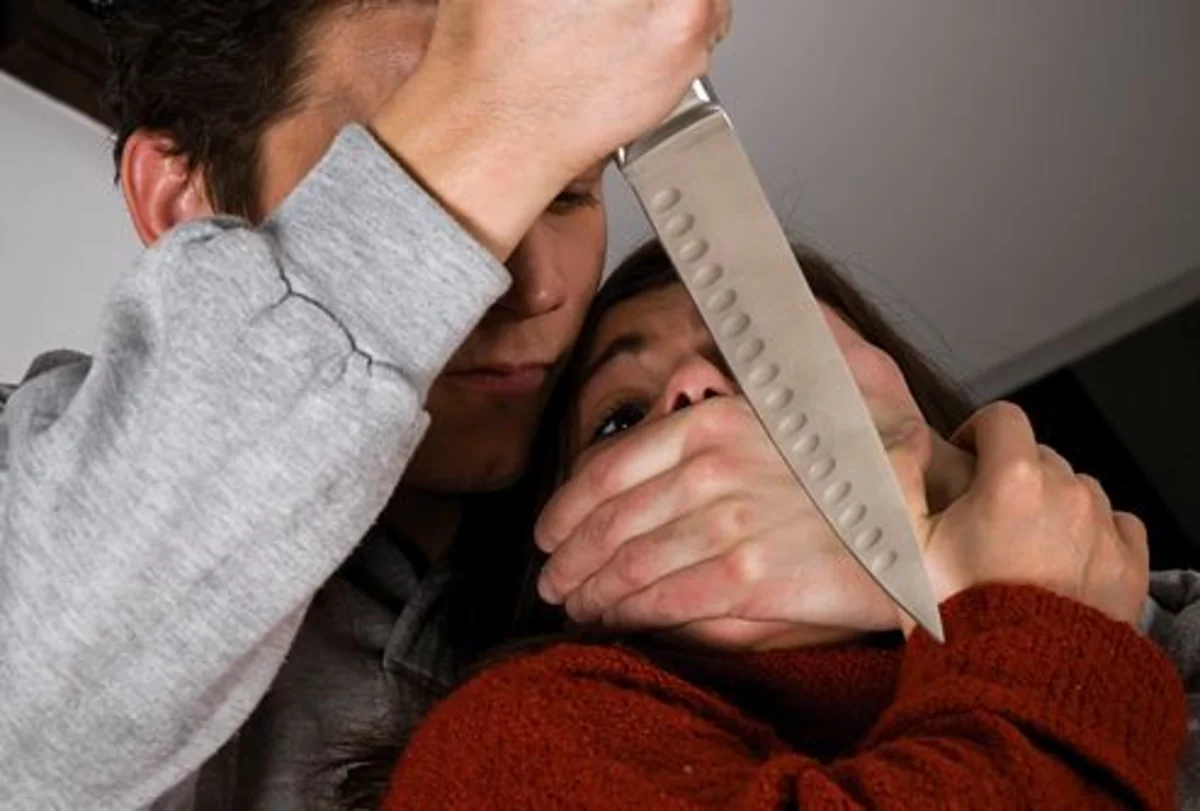 Bakıda qardaş bacısını döyərək bıçaqlayıb