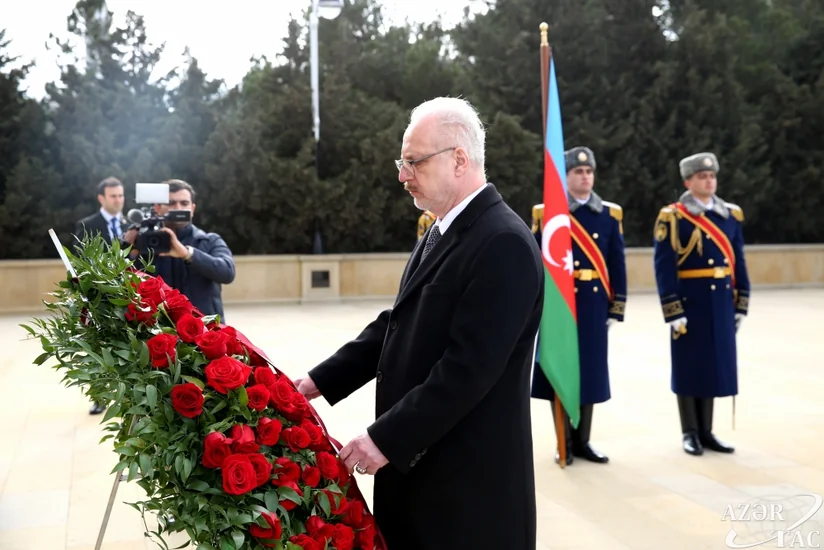 Latviya Prezidenti Şəhidlər xiyabanını ziyarət edib