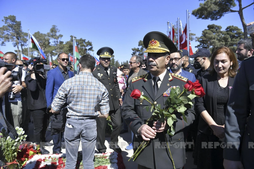 Azerbaijani defense minister visits Second Alley of Honors