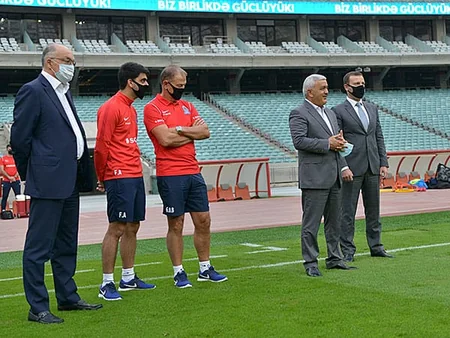 Rövnəq Abdullayev milli komanda ilə görüşüb