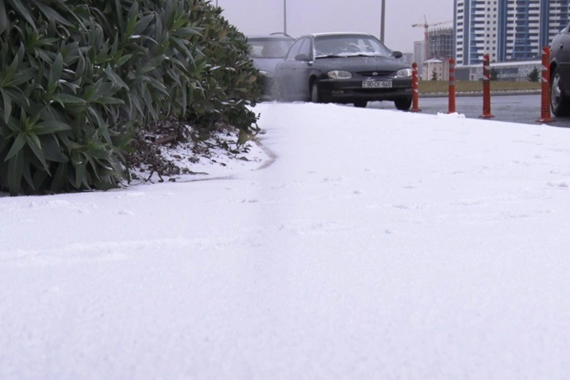 Радость от снега в Баку: Мы давно этого ждали - ВИДЕО