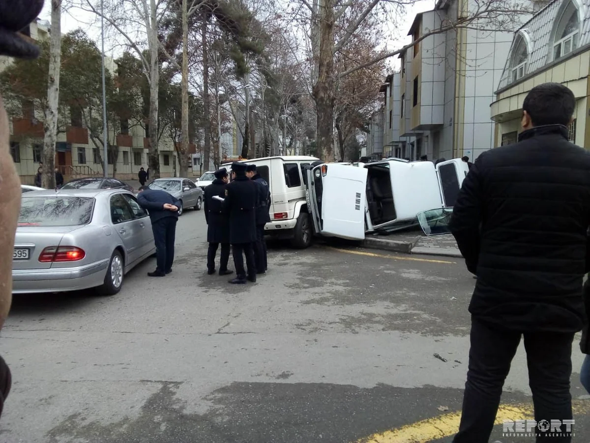 Mingəçevirdə yol qəzası olub, avtomobillərdən biri aşıb