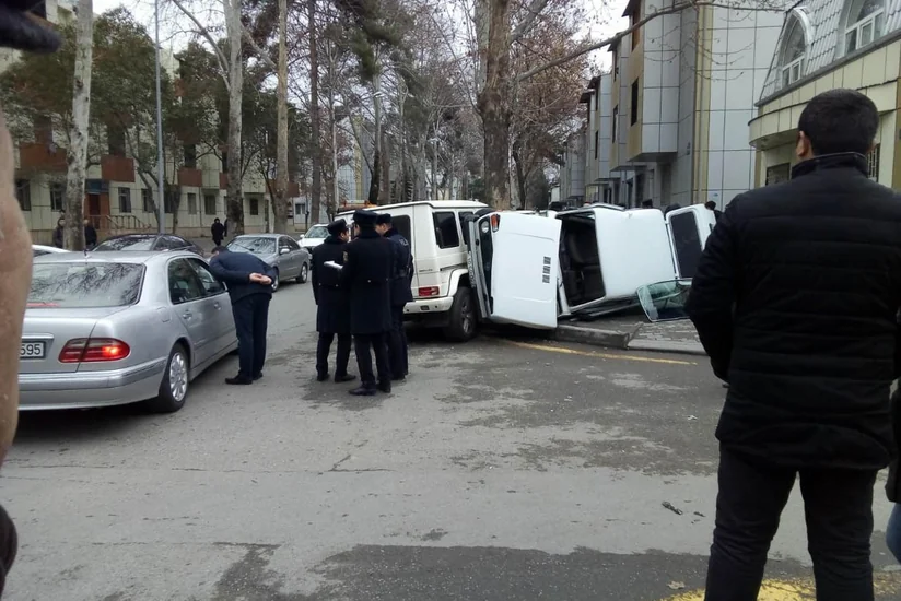 Mingəçevirdə yol qəzası olub, avtomobillərdən biri aşıb