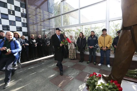 Memorial iştirakçıları Vüqar Həşimovun məzarını ziyarət ediblər