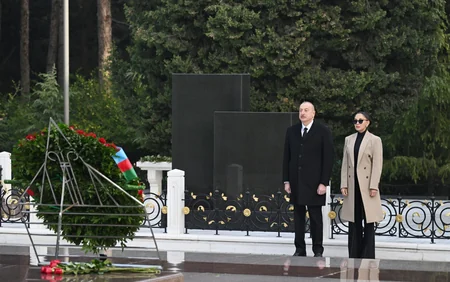 İlham Əliyev və Mehriban Əliyeva Ümummilli Lider Heydər Əliyevin məzarını ziyarət edib