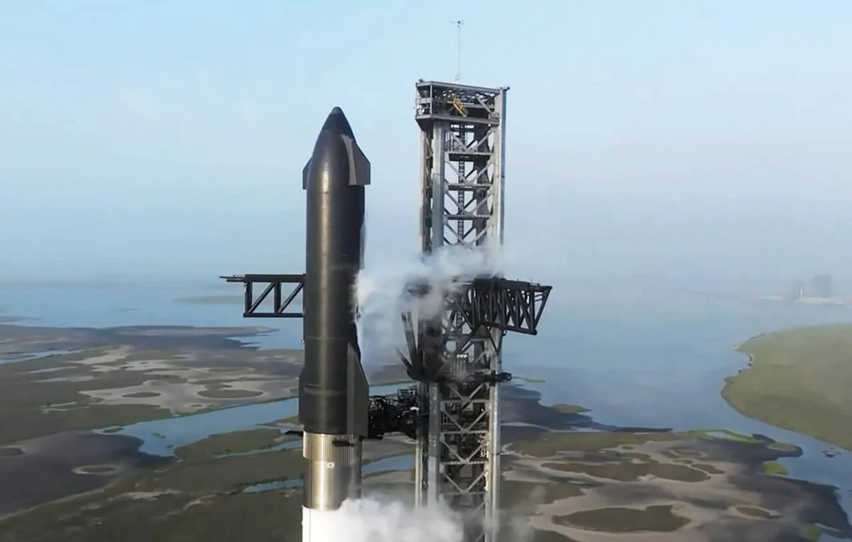 “Starship”i kosmosa çıxarmağa çalışan daşıyıcı raket partlayıb
