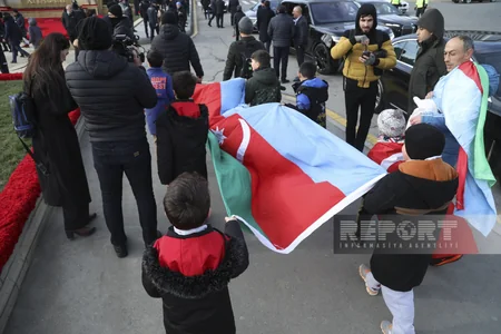 People of Azerbaijan pay tribute to 20 January martyrs - PHOTOS
