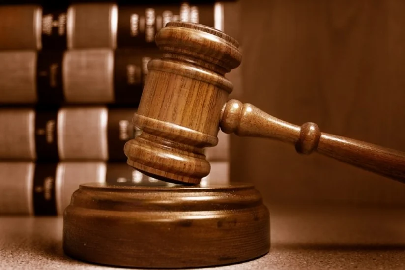 Bakıda həkimə qarşı dələduzluq edən şəxslərin məhkəməsi başlayıb