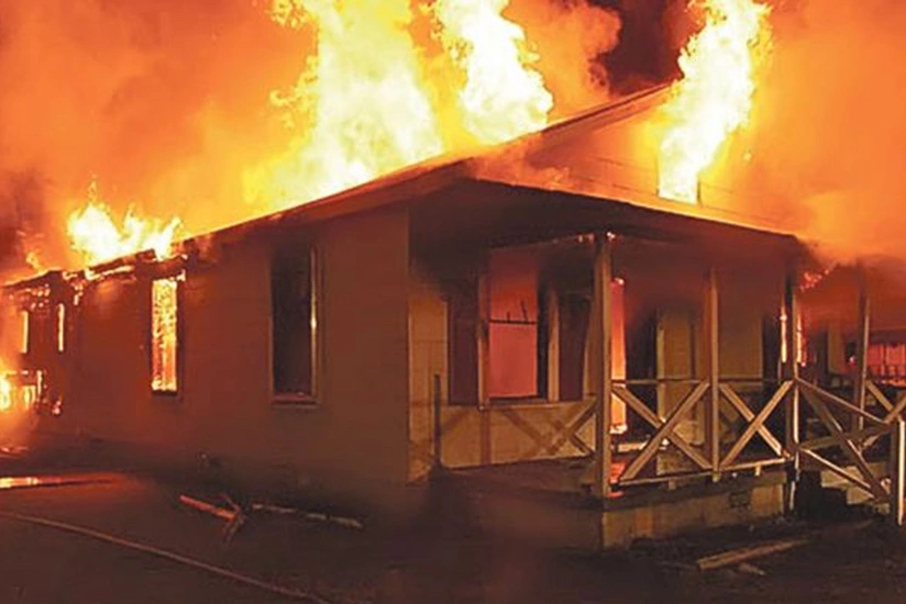 Qəbələdə orta məktəb yanıb