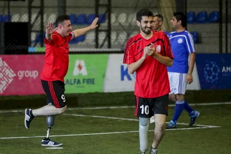 Protezlə təmin edilən qazilər futbol oynayıb