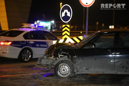 Heydər Əliyev prospektində avtomobil dirəyə çırpılıb, 2 nəfər yaralanıb - FOTO - VİDEO - YENİLƏNİB