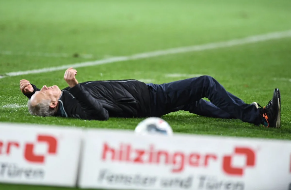 Bundesliqada futbolçu baş məşqçini itələyərək yerə yıxıb - VİDEO