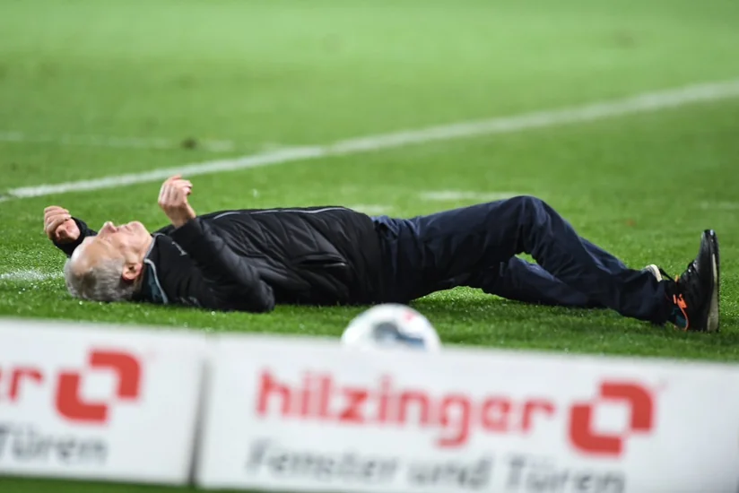 Bundesliqada futbolçu baş məşqçini itələyərək yerə yıxıb - VİDEO