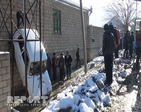 Tovuzda qəribə yol qəzası baş verib: maşın divara dırmaşıb - FOTO