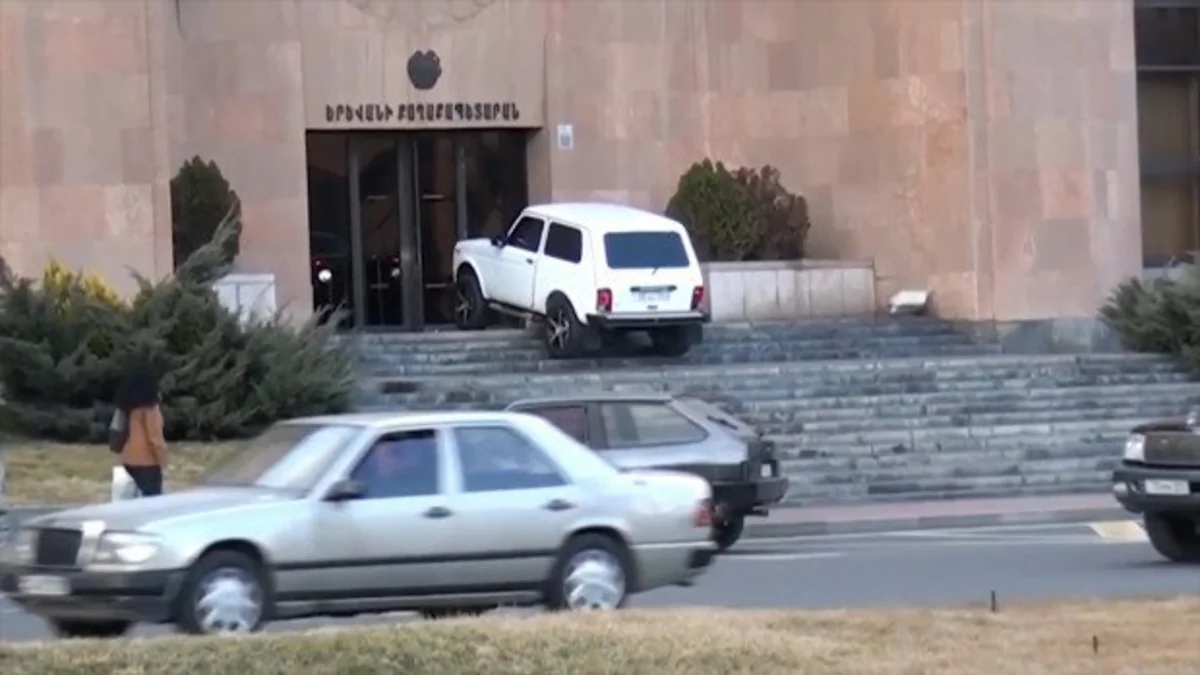 В Ереване мужчина в знак протеста попытался поджечь свою машину на лестнице здания мэрии - ФОТО - ВИДЕО