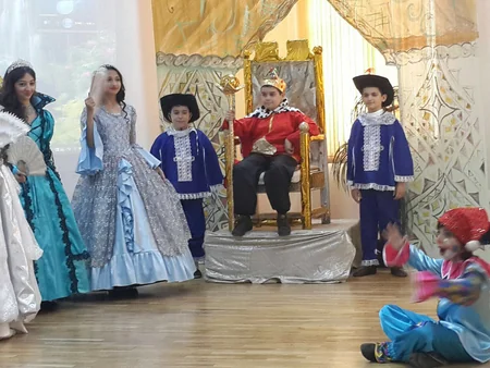 Бакинские школьники поставили спектакль по произведению Шекспира Король Лир на английском языке - ФОТО