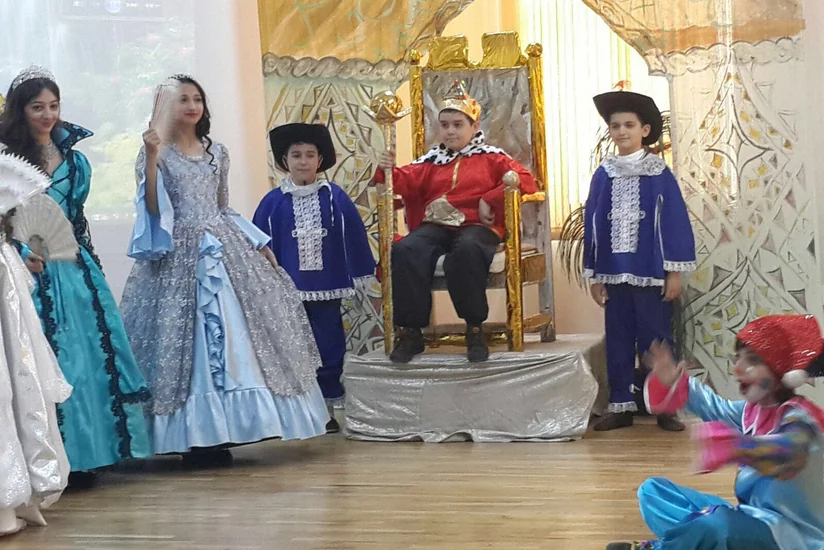 Bakı məktəbliləri Şekspirin Kral Lir əsərini ingilis dilində səhnələşdirib - FOTO